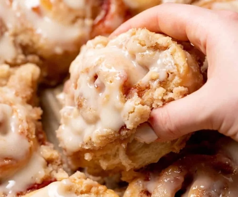 Peach cobbler cinnamon rolls with crumb streusel topping.